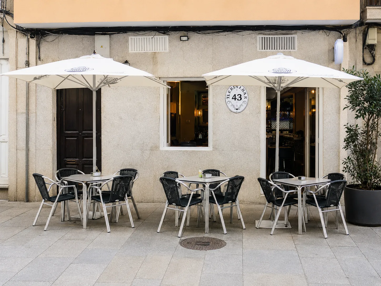 Terraza y fachada de Bar Magdalena 43, Ferrol
