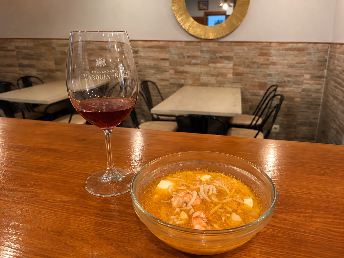 Caldo casero y vino
